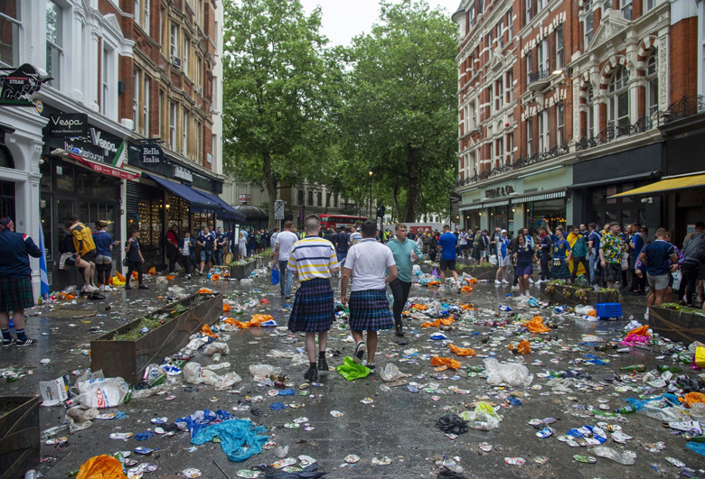 Quảng trường Leicester hóa 'bãi rác' sau trận Anh vs Scotland - Ảnh 6
