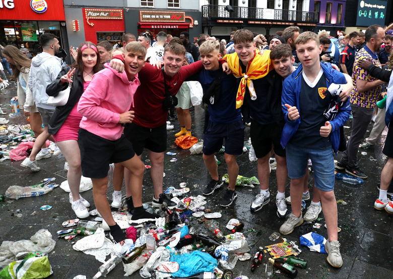 Quảng trường Leicester hóa 'bãi rác' sau trận Anh vs Scotland - Ảnh 7