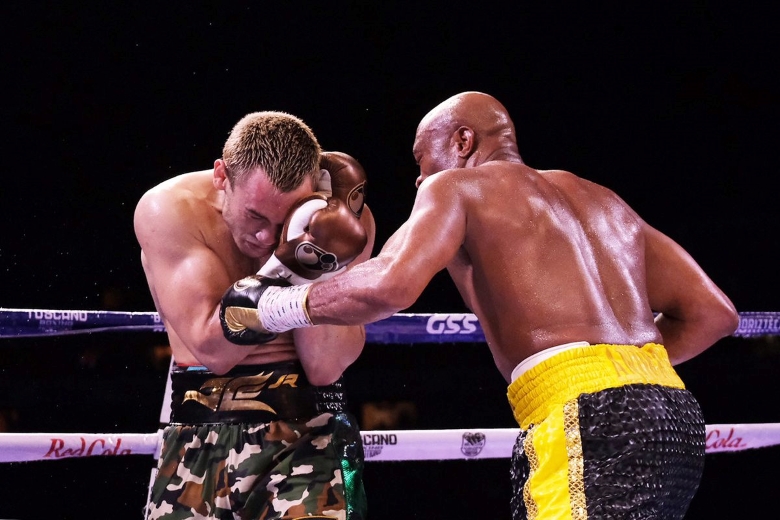 Anderson Silva chiến thắng Cesar Chavez Jr. trên bảng điểm trong trận đấu Boxing - Ảnh 2