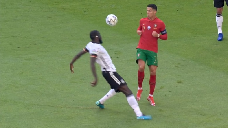 Ronaldo gây sốt với pha chuyền bóng không cần nhìn, làm nhục Rudiger - Ảnh 2