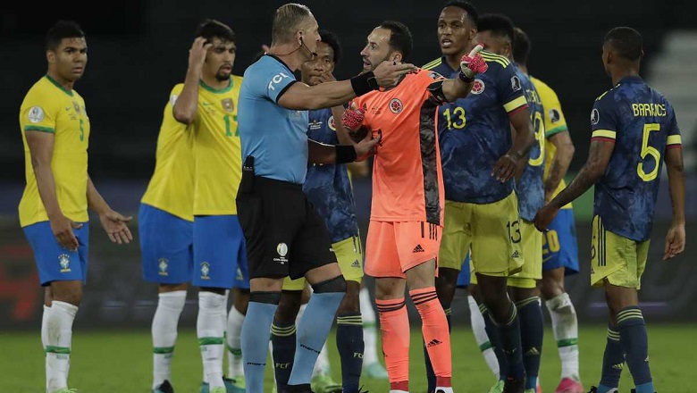 Nghi vấn trọng tài thiên vị trắng trợn, ‘giúp’ Brazil có bàn thắng trước Colombia - Ảnh 1