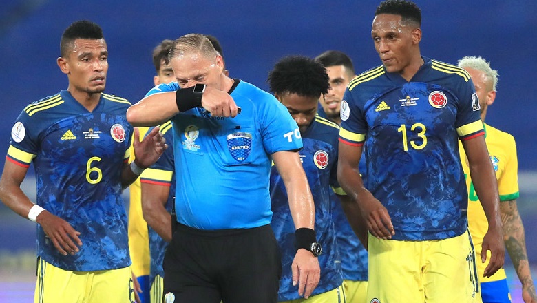 Nghi vấn trọng tài thiên vị trắng trợn, ‘giúp’ Brazil có bàn thắng trước Colombia - Ảnh 2