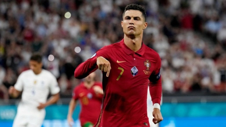 Ronaldo bị ném chai Coca vào mặt - Ảnh 1