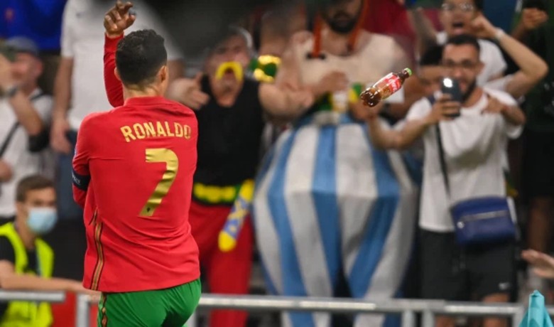 Ronaldo bị ném chai Coca vào mặt - Ảnh 2