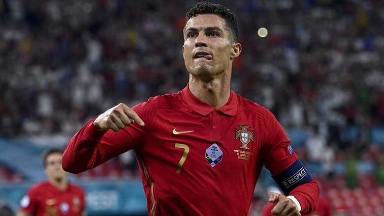 Bất ngờ: Ronaldo ăn cơm như người châu Á - Ảnh 1