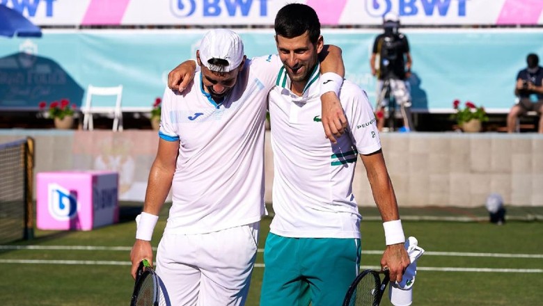 Djokovic phô diễn sức mạnh khi đánh đôi, cùng bạn thân vào chung kết Mallorca Open - Ảnh 2