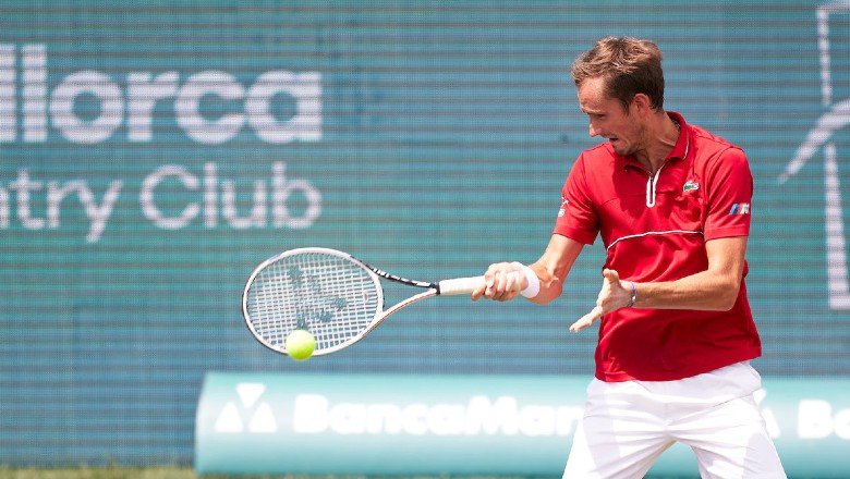 Vùi dập Casper Ruud, Medvedev dễ dàng vào bán kết Mallorca Open - Ảnh 1