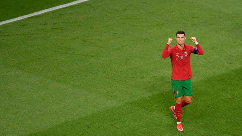 HLV ĐT Hungary: ‘Ronaldo toàn làm trò con bò’ - Ảnh 1
