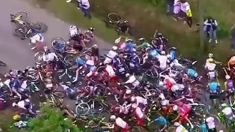 Nữ CĐV gây tai nạn cho gần 100 tay đua ở Tour de France - Ảnh 1