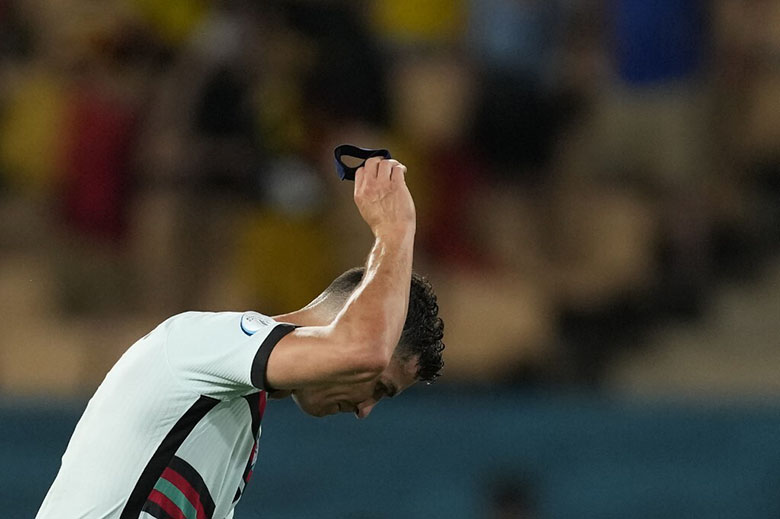Ronaldo ném và đá băng đội trưởng ở trận Bỉ vs Bồ Đào Nha - Ảnh 4