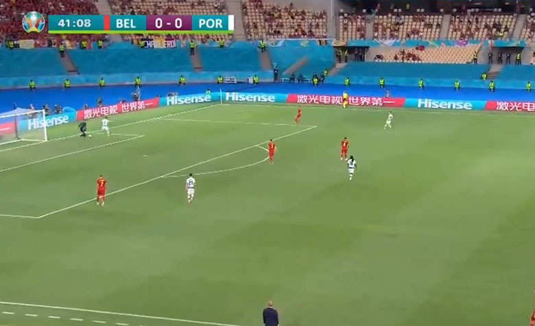 Thủ môn Bỉ rê qua Ronaldo, mở đầu cho bàn thắng của ĐT Bỉ - Ảnh 1