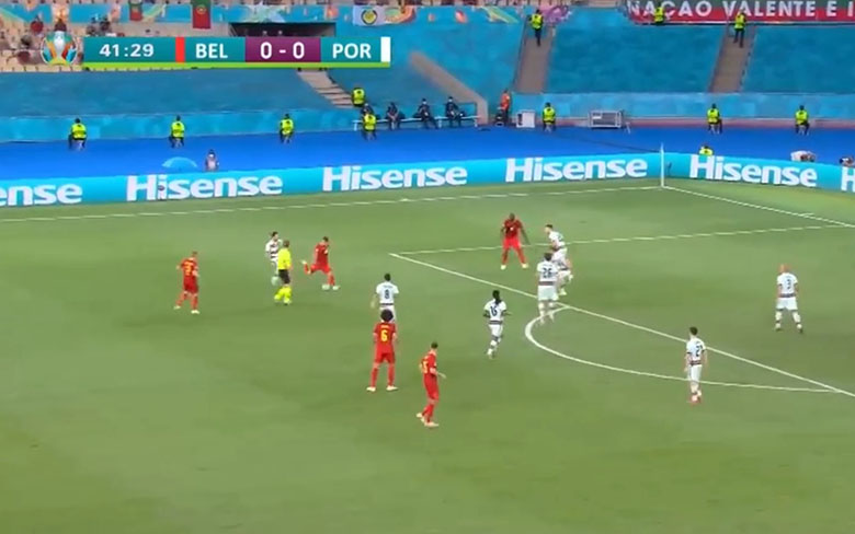 Thủ môn Bỉ rê qua Ronaldo, mở đầu cho bàn thắng của ĐT Bỉ - Ảnh 2