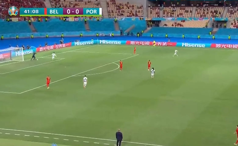 Thủ môn Bỉ rê qua Ronaldo, mở đầu cho bàn thắng của ĐT Bỉ - Ảnh 4