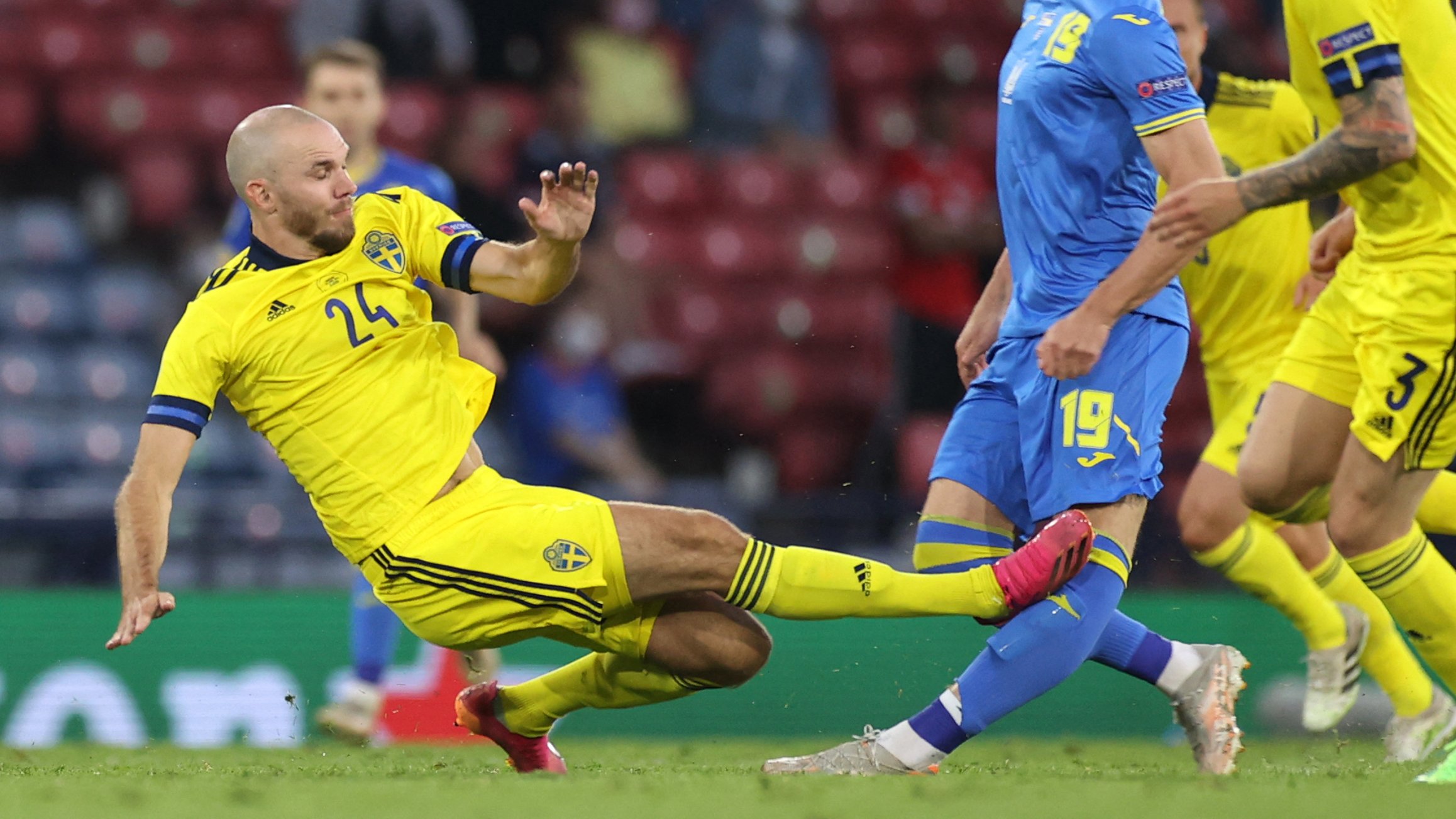 Cầu thủ Ukraine chấn thương kinh hoàng tại EURO 2021 - Ảnh 1