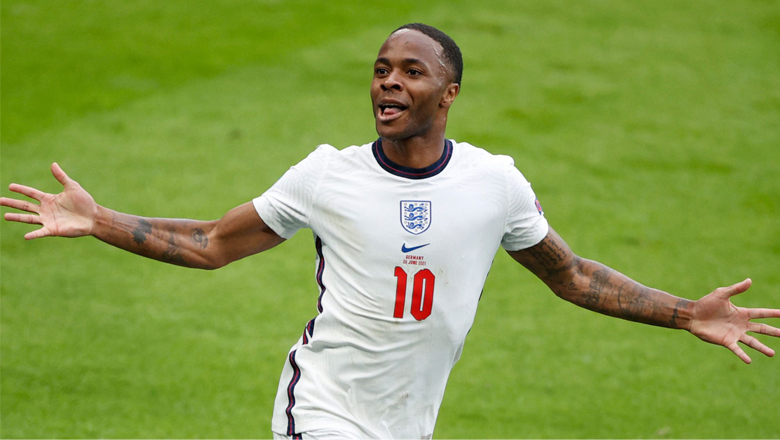 Tỏa sáng ở EURO, Sterling khiến Man City thay đổi quyết định - Ảnh 1