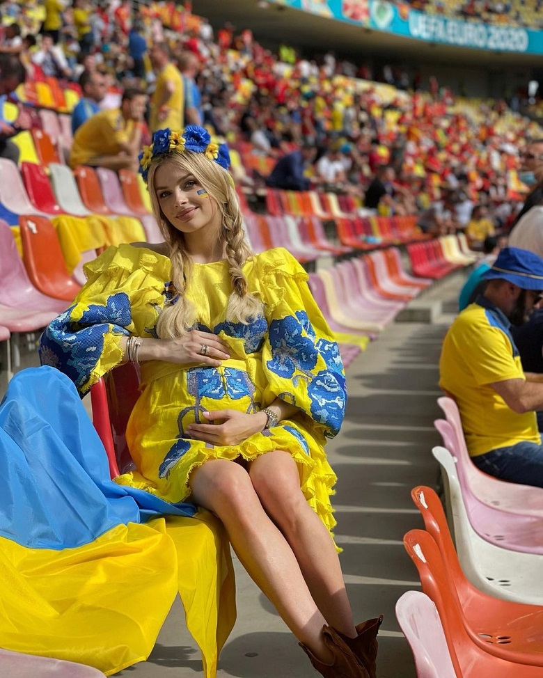 Vợ Zinchenko 'tỏa nắng' trong ngày Ukraine thắng trận lịch sử tại EURO 2021 - Ảnh 5