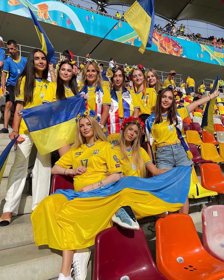 Vợ Zinchenko 'tỏa nắng' trong ngày Ukraine thắng trận lịch sử tại EURO 2021 - Ảnh 8