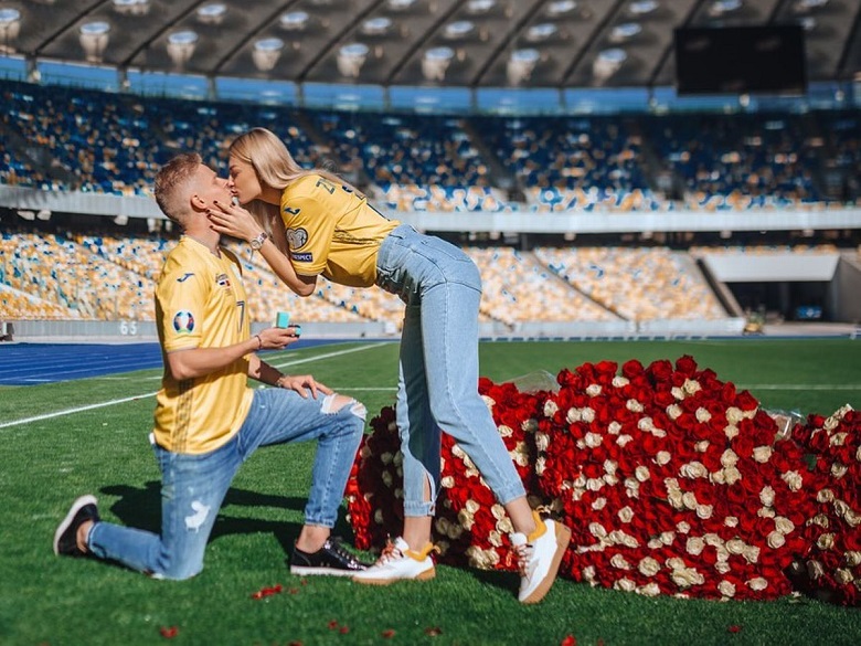 Vợ Zinchenko 'tỏa nắng' trong ngày Ukraine thắng trận lịch sử tại EURO 2021 - Ảnh 11