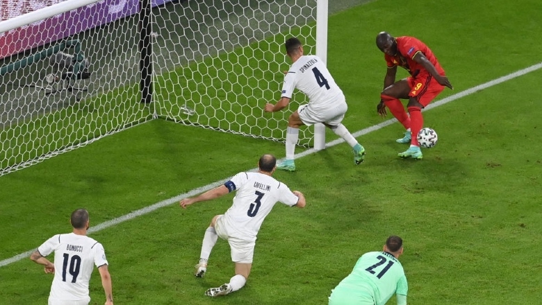 Lukaku lại tấu hài trên sân, đá văng bàn thắng của ĐT Bỉ ở cự ly 3 mét - Ảnh 1