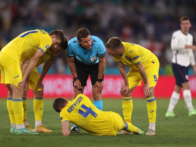 Trọng tài người Đức bị chỉ trích vì hành động nhạy cảm với cầu thủ Ukraine - Ảnh 2