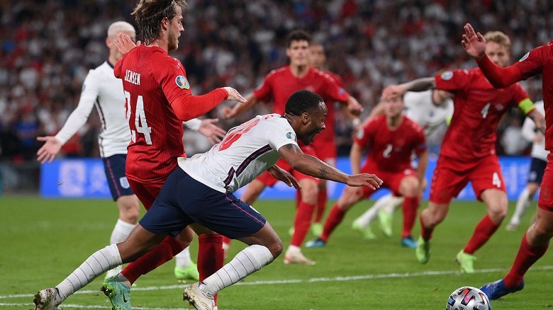 Tranh cãi nảy lửa vì cú ngã của Sterling đưa Anh vào chung kết EURO 2021 - Ảnh 2