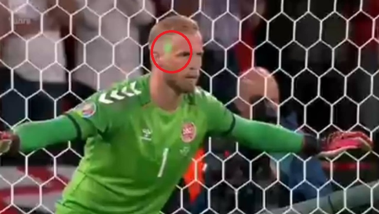 UEFA phạt Anh vì để CĐV soi đèn laser vào mắt Schmeichel - Ảnh 1