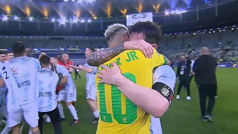 Bỏ qua đồng đội đang ăn mừng, Messi chạy ra ôm Neymar thắm thiết sau chung kết Copa America - Ảnh 1