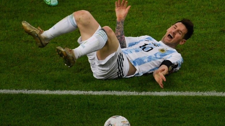 Liên tục bị triệt hạ, Messi cũng bay người ăn vạ như Ashley Young - Ảnh 1