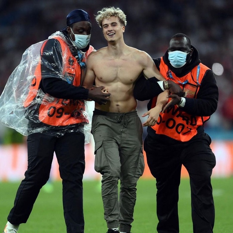 Chân tướng fan cuồng xuống sân làm loạn chung kết EURO 2021 - Ảnh 4
