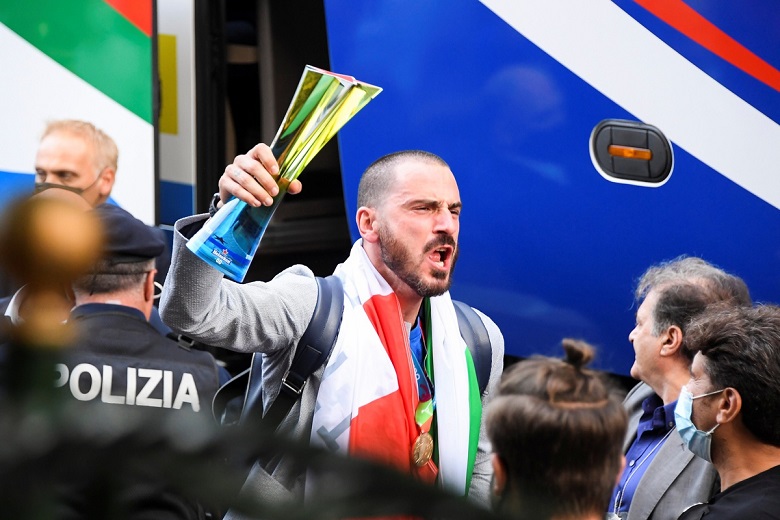 Chùm ảnh: Italia mang cúp về tới Rome, 'Người cận vệ già' Chiellini hóa 'Nhà vua' - Ảnh 2