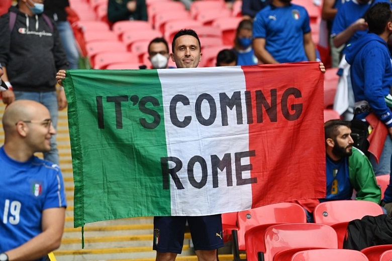 Chùm ảnh: Italia mang cúp về tới Rome, 'Người cận vệ già' Chiellini hóa 'Nhà vua' - Ảnh 8