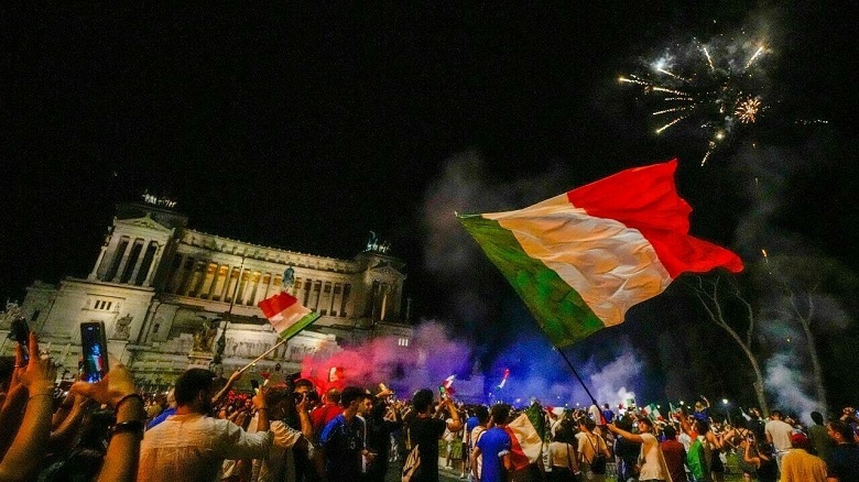 Chùm ảnh: Italia mang cúp về tới Rome, 'Người cận vệ già' Chiellini hóa 'Nhà vua' - Ảnh 9