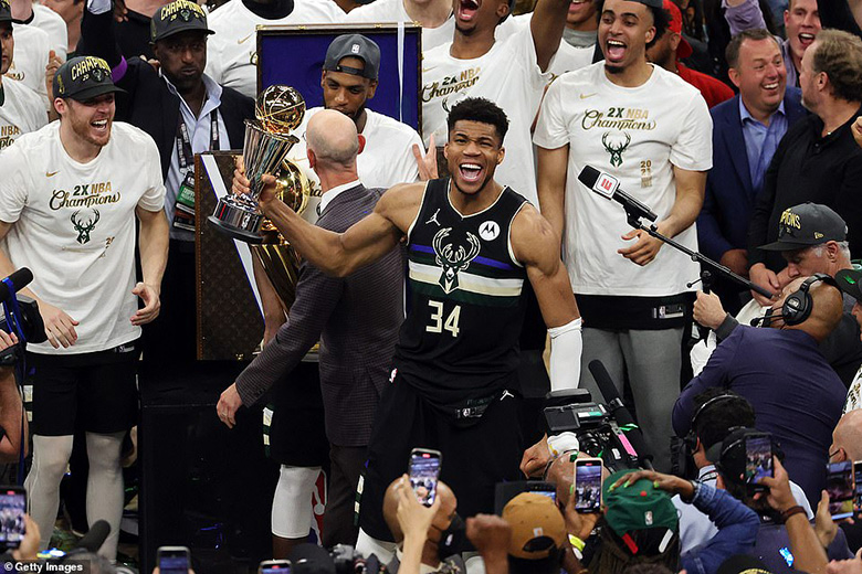 'Vị thần sức mạnh' Giannis Antetokounmpo đưa Milwaukee Bucks lên ngôi vô địch NBA - Ảnh 2