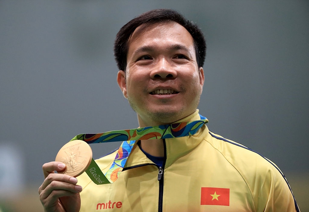 Bắn súng Olympic: Hành trình phi thường của Hoàng Xuân Vinh, nhà vô địch 'đi xe buýt' khiến thế giới ngả mũ - Ảnh 1