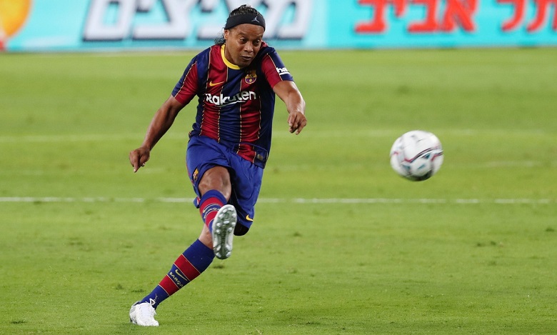 Ronaldinho tỏa sáng trong trận Siêu kinh điển của các huyền thoại - Ảnh 1
