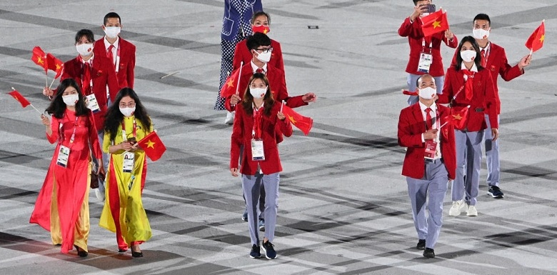 Nguyễn Huy Hoàng, Quách Thị Lan giương cao lá cờ Việt Nam trong lễ khai mạc Olympic Tokyo 2021 - Ảnh 6