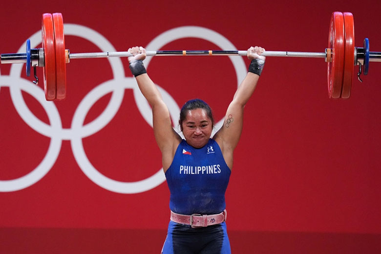 Cử tạ Olympic Tokyo 2021: Nữ lực sĩ giành vàng cho Philippines bơi trong tiền thưởng cùng 1 căn nhà - Ảnh 1