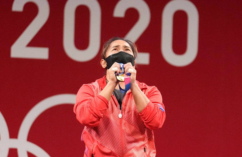 Cử tạ Olympic Tokyo 2021: Nữ lực sĩ giành vàng cho Philippines bơi trong tiền thưởng cùng 1 căn nhà - Ảnh 2