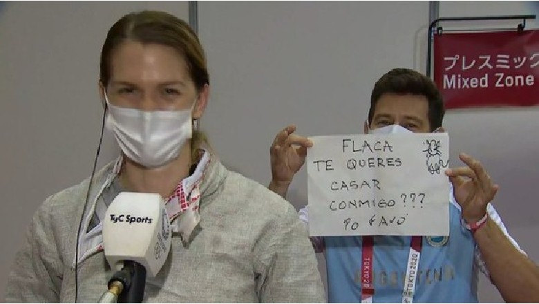 Vừa thua vòng 1 Olympic Tokyo, nữ kiếm thủ được HLV cầu hôn ngay trong phòng họp báo - Ảnh 1