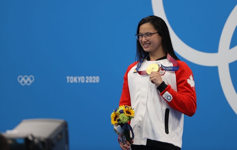 Nhà vô địch bơi lội Olympic Tokyo 2021 gốc Trung Quốc từng bị bố mẹ bỏ rơi - Ảnh 1