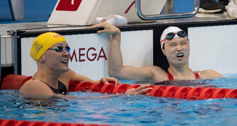 Nhà vô địch bơi lội Olympic Tokyo 2021 gốc Trung Quốc từng bị bố mẹ bỏ rơi - Ảnh 2