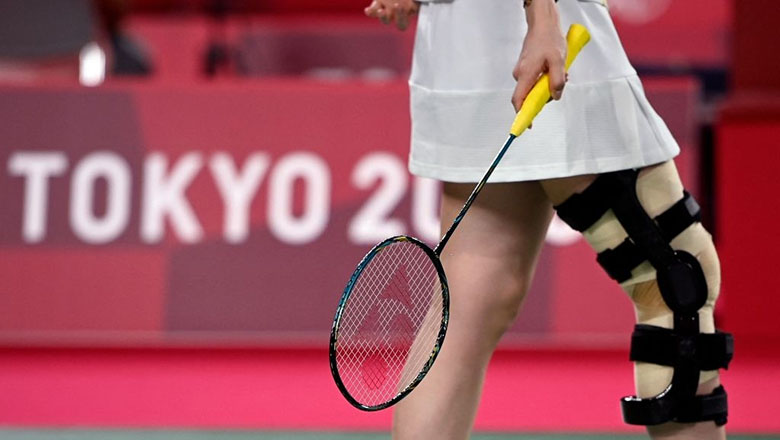 Thiên tài cầu lông Nhật Bản phải nẹp chân để thi đấu ở Olympic Tokyo 2021 - Ảnh 1