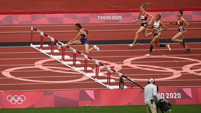 Đối thủ phạm quy, Quách Thi Lan lọt vào bán kết 400m vượt rào ở Olympic Tokyo - Ảnh 1
