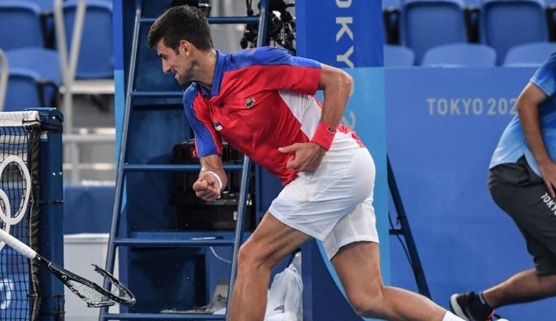 Tennis Olympic Tokyo 2021: Djokovic lại đập vợt, quăng vợt lên khán đài như một thói quen - Ảnh 1