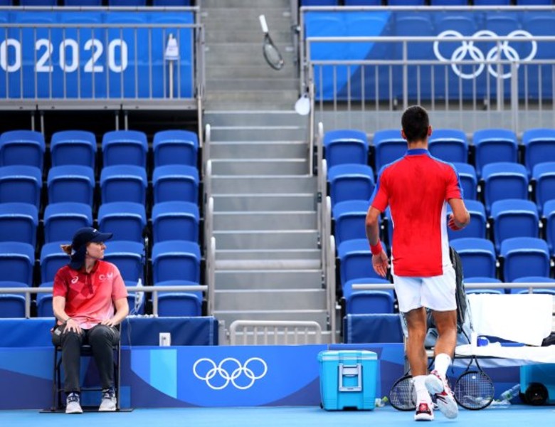 Tennis Olympic Tokyo 2021: Djokovic lại đập vợt, quăng vợt lên khán đài như một thói quen - Ảnh 2
