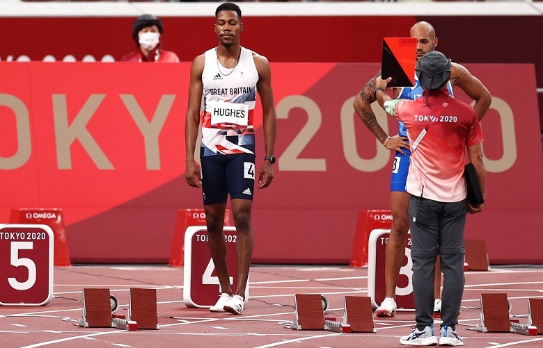 ‘Cầm đèn chạy trước ô tô’, VĐV Anh nhận thẻ đỏ ở nội dung chạy 100m Olympic Tokyo 2021 - Ảnh 1
