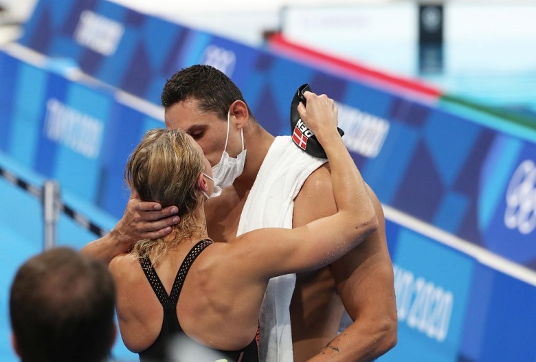 Bơi lội Olympic Tokyo 2021: Cặp VĐV Đan Mạch cùng giành huy chương, gây sốt với màn ôm hôn thắm thiết - Ảnh 8