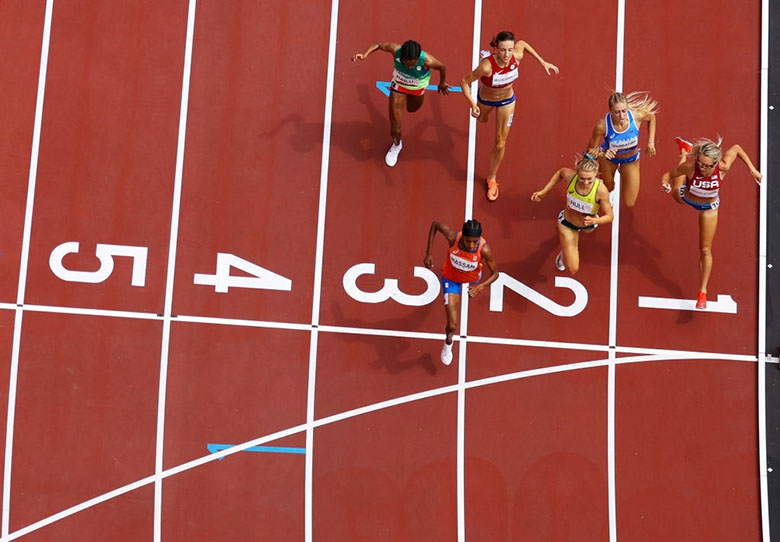 Điền kinh Olympic Tokyo 2021: Ngã túi bụi, nữ VĐV Hà Lan vẫn về nhất ở nội dung 1500m với cú bứt tốc ở 350m cuối - Ảnh 1