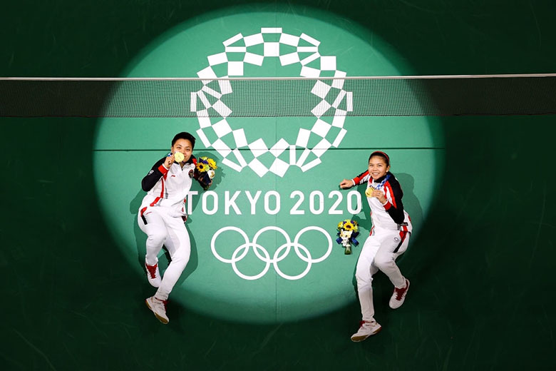 Thay vợt giữa chừng, bộ đôi Indonesia vẫn ăn điểm khó tin ở chung kết cầu lông đôi nữ Olympic Tokyo 2021 - Ảnh 1