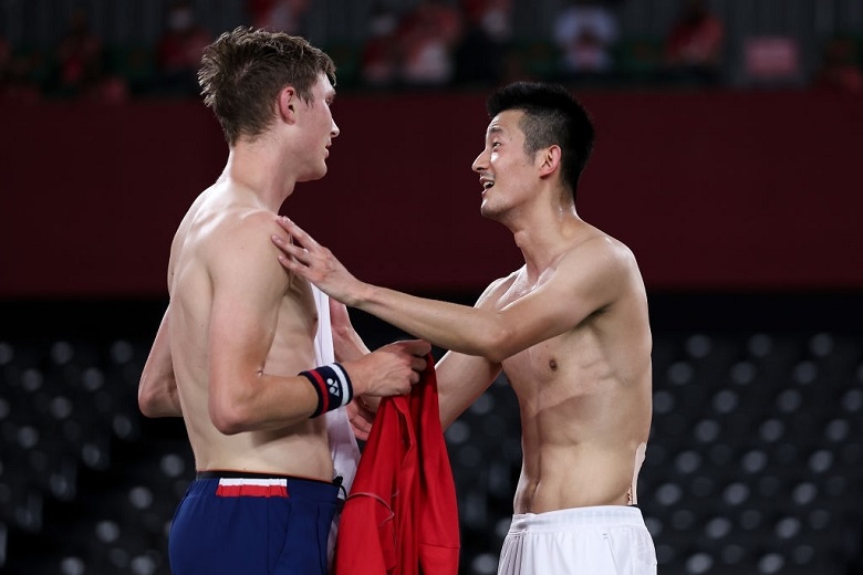 Bàn chân phồng rộp, chảy máu, Chen Long vẫn ra sân đấu chung kết cầu lông Olympic Tokyo 2021 - Ảnh 2